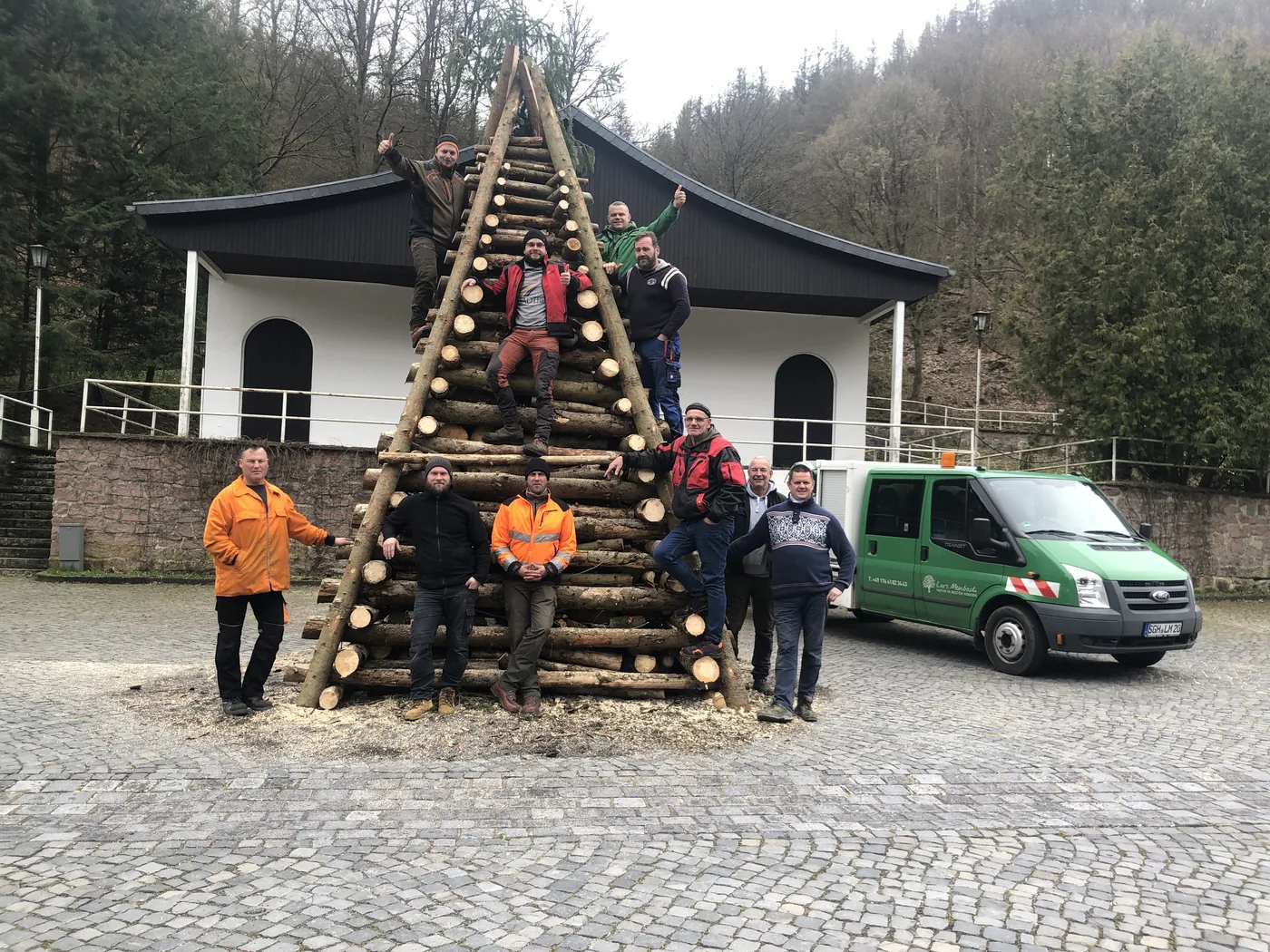 Helfer nach dem gemeinsamen Aufbau des Osterfeuers