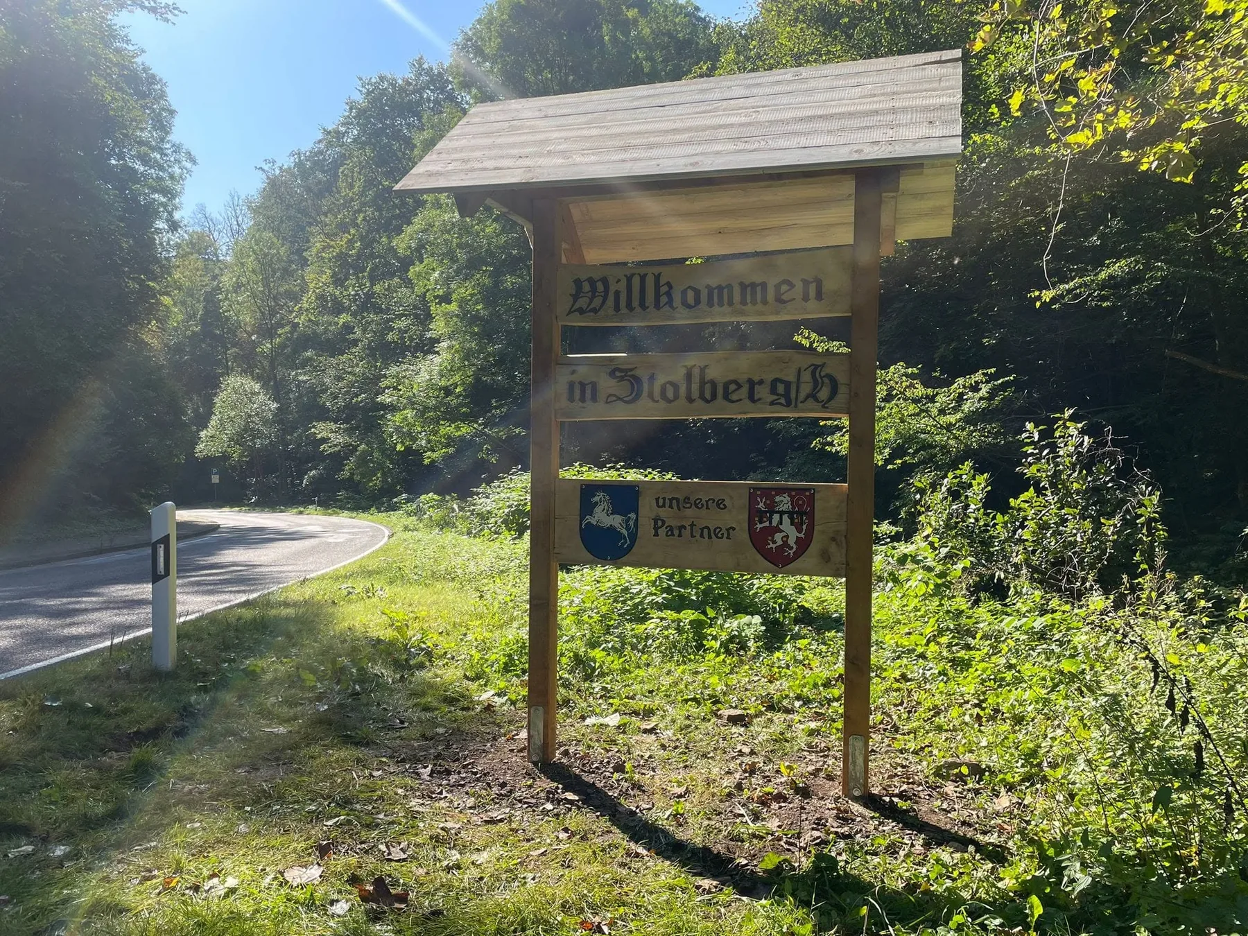 Restauriertes Ortsschild am Ortseingang