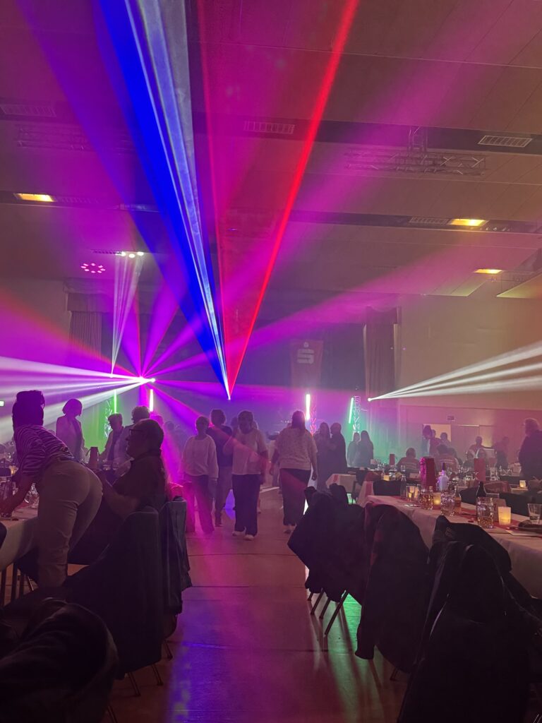 Mehrfarbige Laserstrahlen ziehen während der Vereins-Spendenparty durch die Mammuthalle